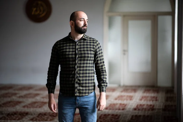 Retrato Jovem Muçulmano Fazendo Oração Tradicional Deus Allah — Fotografia de Stock