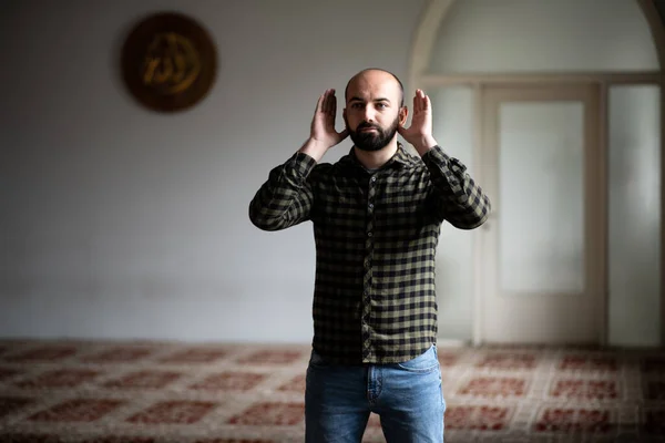 Retrato Jovem Muçulmano Fazendo Oração Tradicional Deus Allah — Fotografia de Stock