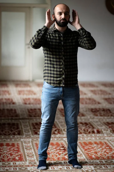 Retrato Homem Muçulmano Adulto Está Orando Mesquita — Fotografia de Stock