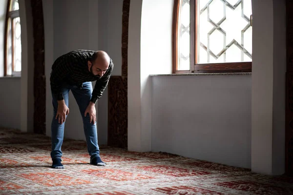 Porträt Eines Erwachsenen Muslimischen Mannes Der Der Moschee Betet — Stockfoto