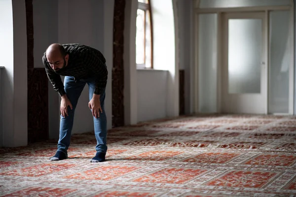 Homme Musulman Prie Dans Mosquée — Photo