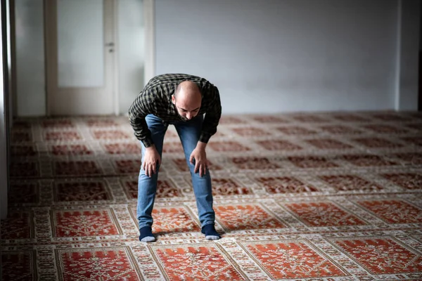 大人のイスラム教徒の男の肖像画はモスクで祈っています — ストック写真