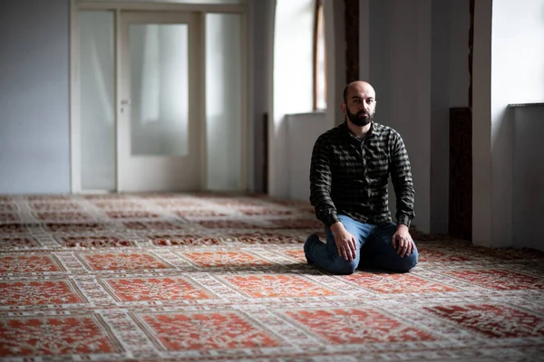 Müslüman Adam Camide Namaz Kılıyor — Stok fotoğraf