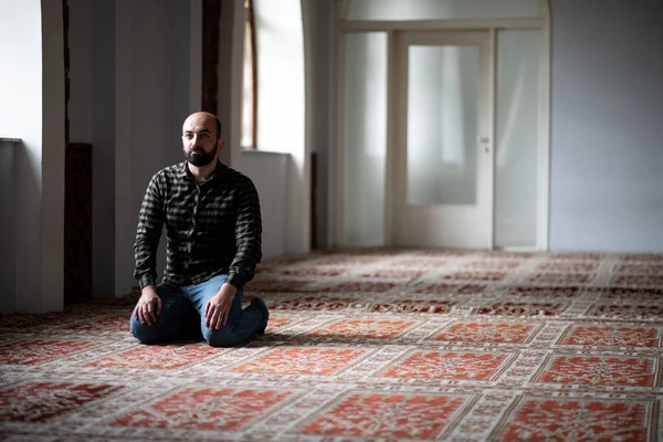 Porträt Eines Jungen Muslimischen Mannes Beim Traditionellen Gebet Gott Allah — Stockfoto