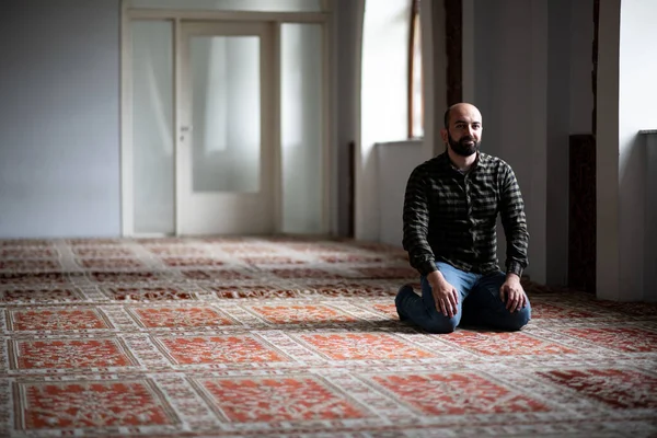 이슬람 남자의 모스크에서 기도하고 — 스톡 사진