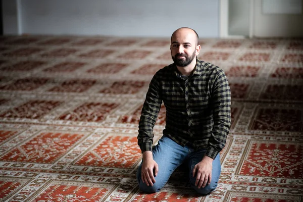 Portrait Young Muslim Man Making Traditional Prayer God Allah — Stock Photo, Image