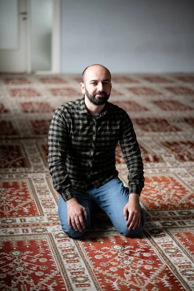 Porträtt Vuxen Muslimsk Man Ber Moskén — Stockfoto