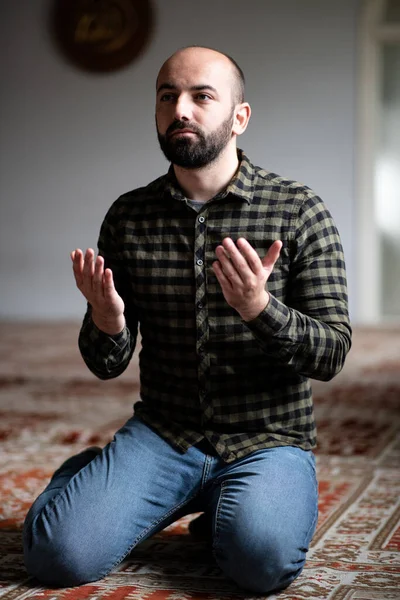 Porträtt Vuxen Muslimsk Man Ber Moskén — Stockfoto