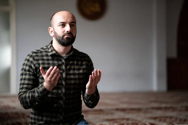 Hombre Musulmán Reza Mezquita — Foto de Stock