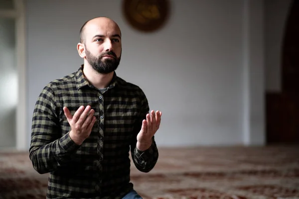 Müslüman Adam Camide Namaz Kılıyor — Stok fotoğraf