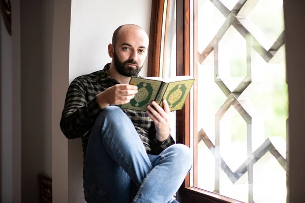 Beard Muselman Läsa Helig Islamisk Bok Koran — Stockfoto