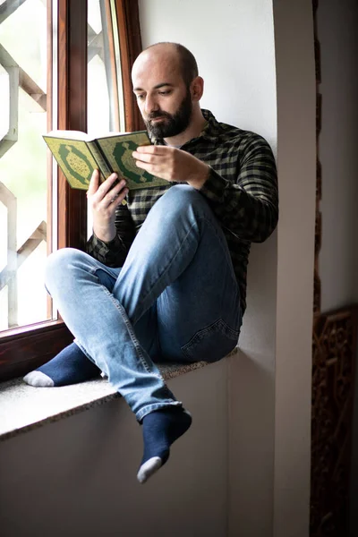 Beard Muslim Man Lezen Heilige Islamitische Boek Koran — Stockfoto