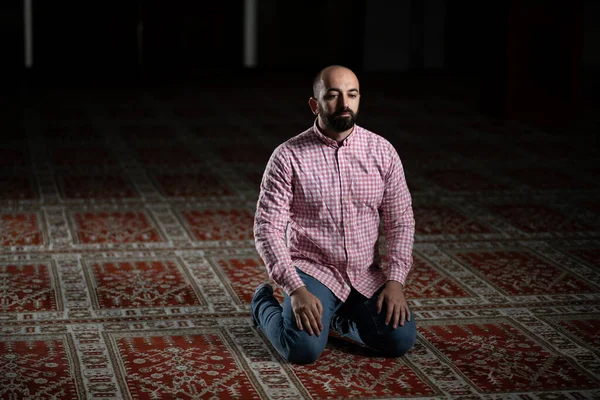 一个年轻的穆斯林男子向真主作传统祈祷的画像 — 图库照片