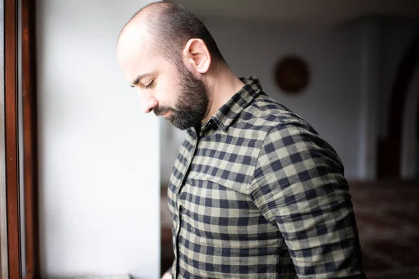 Homem Muçulmano Barba Reading Livro Islâmico Sagrado Alcorão — Fotografia de Stock