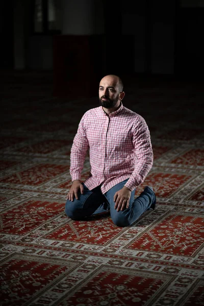 Retrato Homem Muçulmano Adulto Está Orando Mesquita — Fotografia de Stock