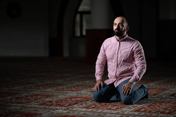 Porträtt Ung Muslimsk Man Som Gör Traditionell Bön Till Gud — Stockfoto