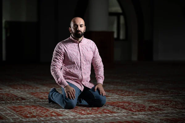 Retrato Homem Muçulmano Adulto Está Orando Mesquita — Fotografia de Stock