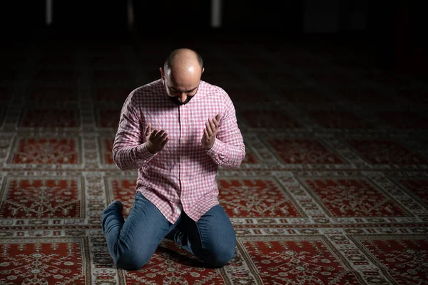Portret Van Een Jonge Moslimman Die Traditioneel Tot God Bidt — Stockfoto
