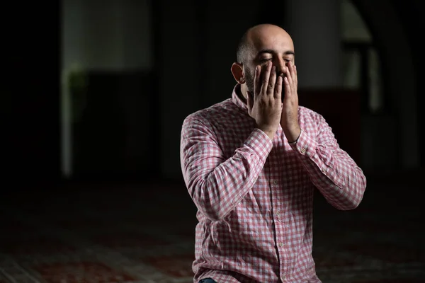 Portrait Adult Muslim Man Praying Mosque — Stock Photo, Image