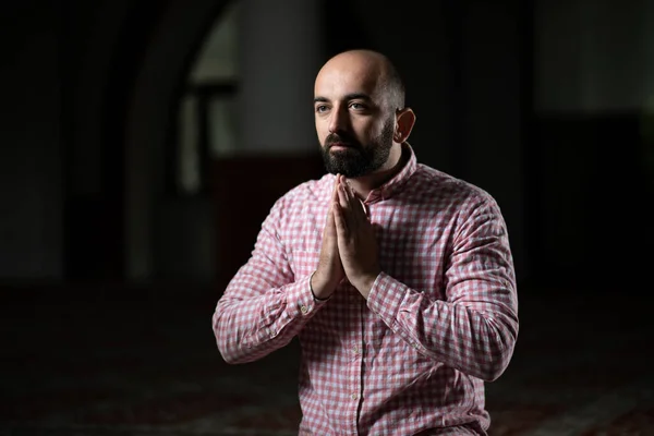 Homme Musulman Prie Dans Mosquée — Photo