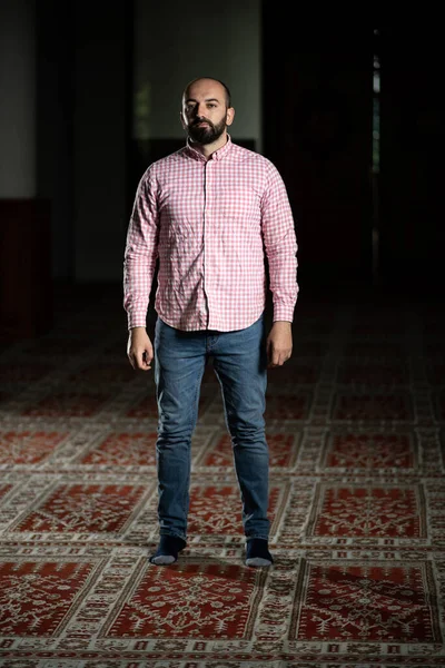 Egy Felnőtt Muszlim Férfi Portréja Imádkozik Mecsetben — Stock Fotó
