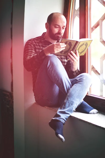 Beard Muselman Läsa Helig Islamisk Bok Koran — Stockfoto