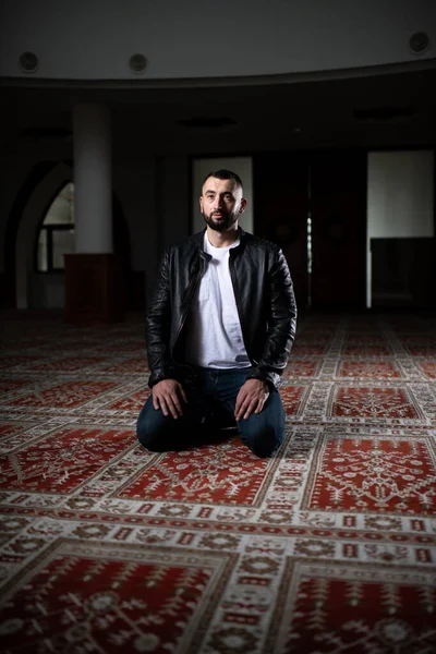 Portret Młodego Muzułmanina Odmawiającego Tradycyjną Modlitwę Boga Allaha — Zdjęcie stockowe