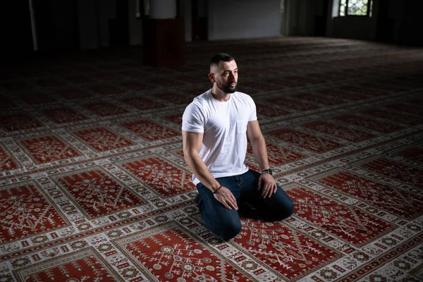 大人のイスラム教徒の男の肖像画はモスクで祈っています — ストック写真