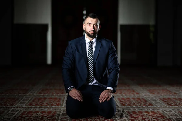 Uomo Affari Musulmano Fare Preghiera Tradizionale Dio Allah Nella Moschea — Foto Stock