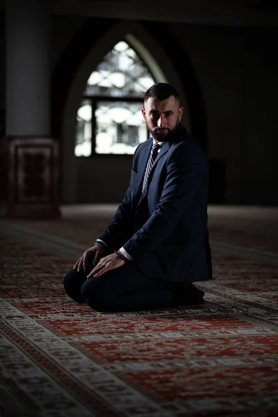 Affärsman Muselman Göra Traditionell Bön Till Gud Allah Moskén — Stockfoto