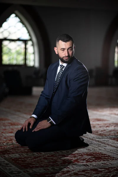 Homme Attrayant Faisant Prière Traditionnelle Dieu Allah Dans Mosquée — Photo