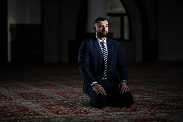 Atractivo Hombre Haciendo Oración Tradicional Dios Alá Mezquita — Foto de Stock