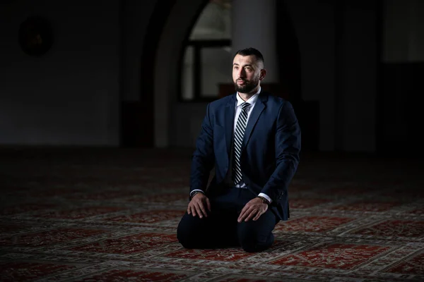 Uomo Affari Musulmano Fare Preghiera Tradizionale Dio Allah Nella Moschea — Foto Stock
