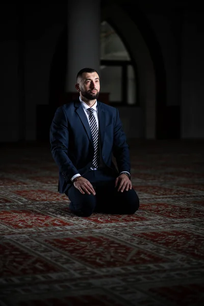 Atrakcyjny Człowiek Dokonywanie Tradycyjnej Modlitwy Boga Allaha Meczecie — Zdjęcie stockowe