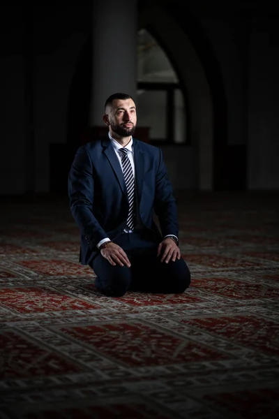 Homem Atraente Fazendo Oração Tradicional Deus Allah Mesquita — Fotografia de Stock