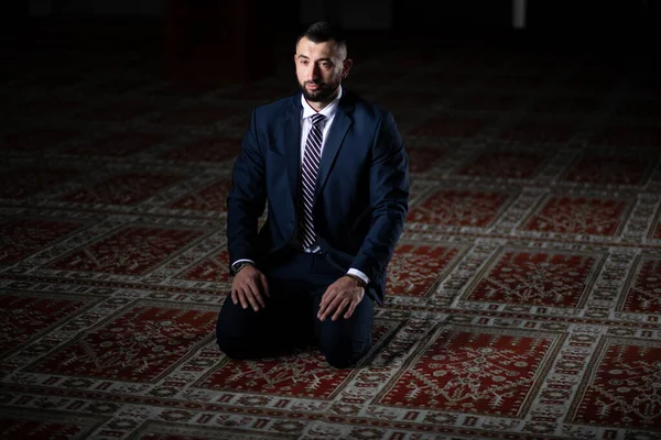 Biznesmen Muzułmanin Odmawiając Tradycyjną Modlitwę Boga Allaha Meczecie — Zdjęcie stockowe