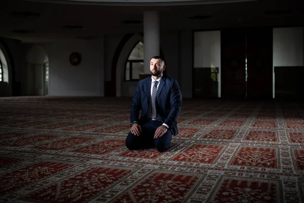 Affärsman Muselman Göra Traditionell Bön Till Gud Allah Moskén — Stockfoto