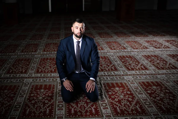 Forretningsmann Muslim Som Ber Til Gud Moskeen – stockfoto