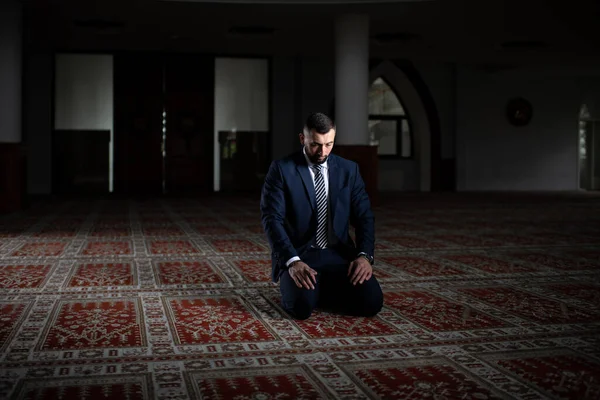 Homme Attrayant Faisant Prière Traditionnelle Dieu Allah Dans Mosquée — Photo