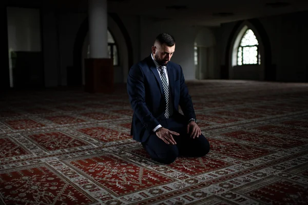 Attraktiv Man Som Gör Traditionell Bön Till Gud Allah Moskén — Stockfoto