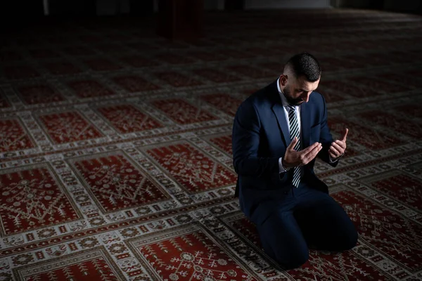 Atractivo Hombre Haciendo Oración Tradicional Dios Alá Mezquita — Foto de Stock