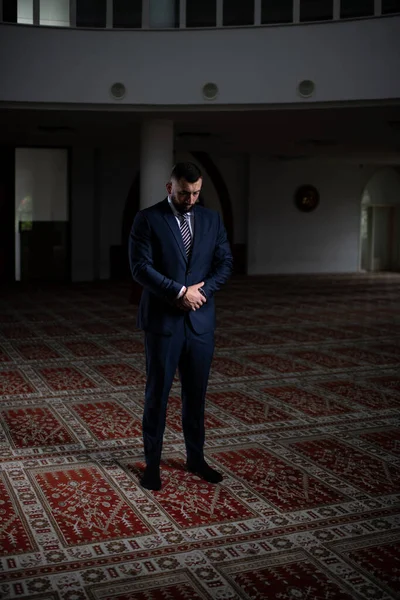 Attraktiver Mann Beim Traditionellen Gebet Gott Allah Der Moschee — Stockfoto