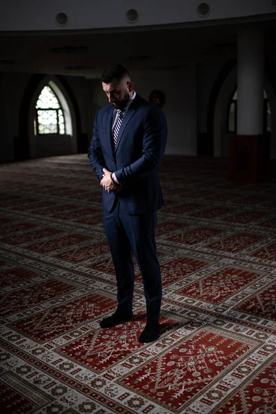 Бизнесмен Мусульманин Совершает Традиционную Молитву Аллаху Мечети — стоковое фото