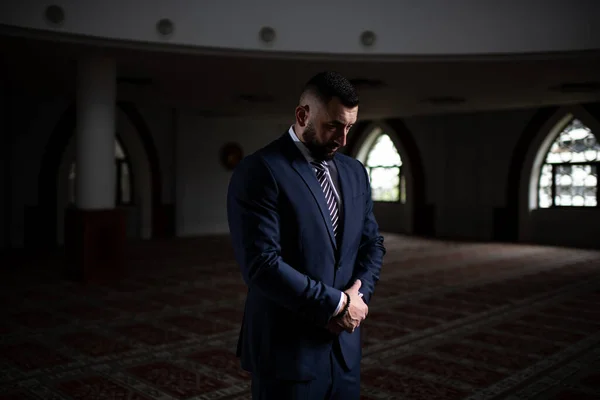 Homem Atraente Fazendo Oração Tradicional Deus Allah Mesquita — Fotografia de Stock