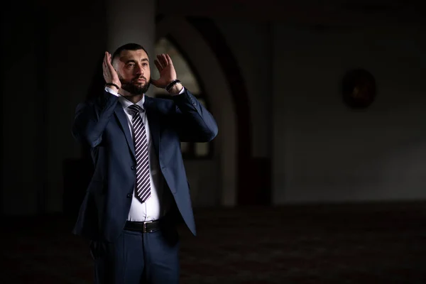 Homme Attrayant Faisant Prière Traditionnelle Dieu Allah Dans Mosquée — Photo