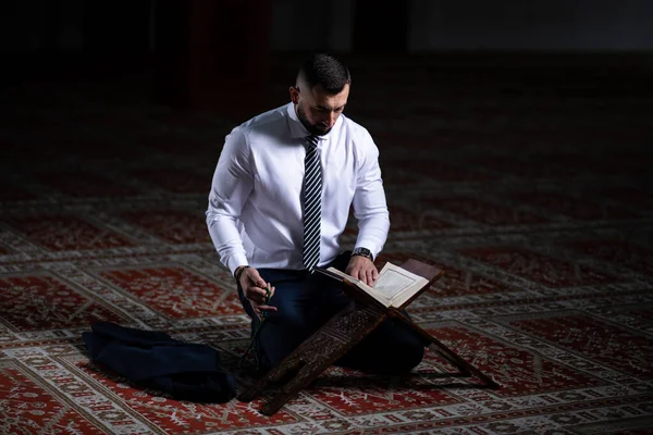 Attractive Man Membuat Doa Tradisional Kepada Allah Masjid — Stok Foto