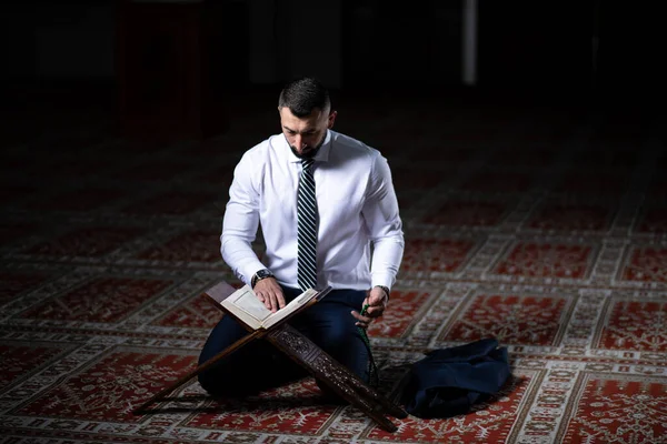 Affärsman Muselman Göra Traditionell Bön Till Gud Allah Moskén — Stockfoto