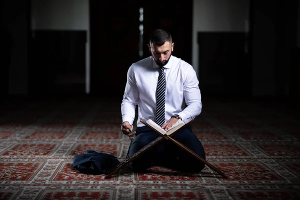 Homme Attrayant Faisant Prière Traditionnelle Dieu Allah Dans Mosquée — Photo