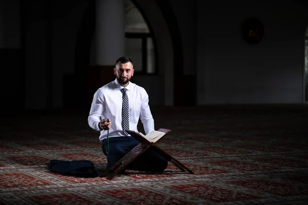 Aantrekkelijke Man Doet Traditioneel Gebed Tot God Allah Moskee — Stockfoto