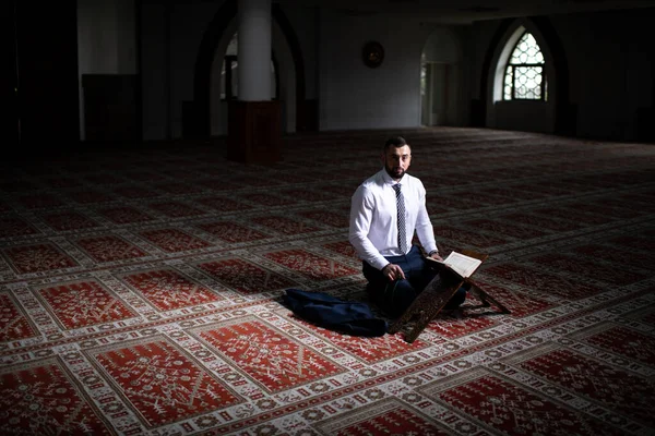 Atractivo Hombre Haciendo Oración Tradicional Dios Alá Mezquita — Foto de Stock